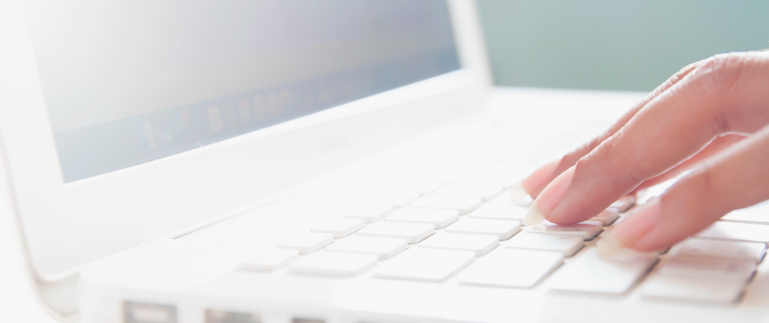 Hand on keyboard of laptop, Online shopping concept with copy space 傳檔須知|貼紙印刷檔案格式、尺寸、色彩與解析度規範