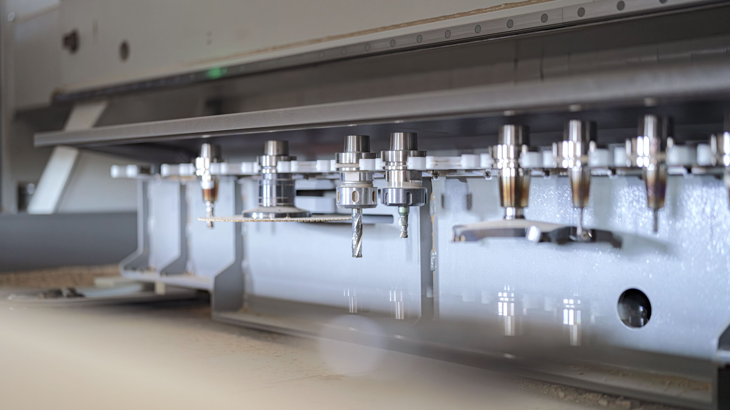 Milling cutters on a woodworking machine with CNC in a carpentry workshop. Furniture manufacturing plant. 通全印刷一貫化貼紙商標印刷廠
