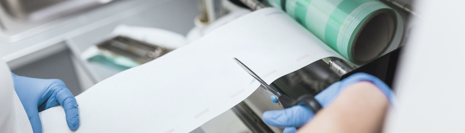 nurse-cutting-plastic-from-pouch-sealer-packaging-machinery (1) 標籤用途介紹|成捲貼紙、瓶標、封口、燙金與防偽變動資料