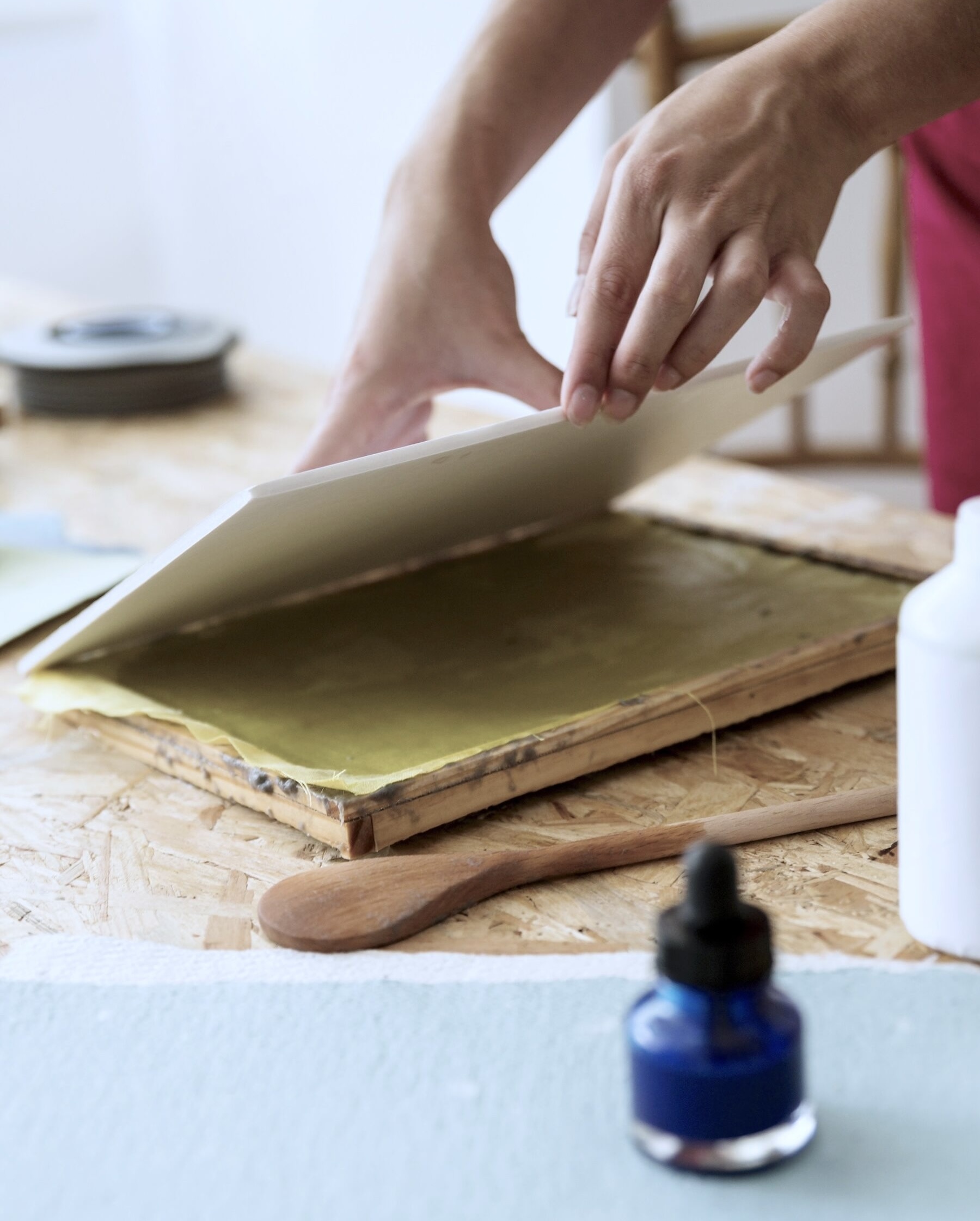 woman-s-hand-placing-cover-mold-making-paper 通全印刷一貫化貼紙商標印刷廠